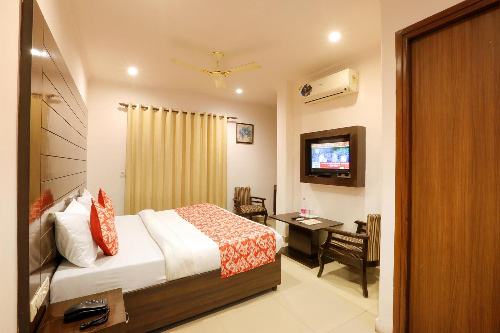 Airport Hotel Chanakya Delhi New Delhi Exterior photo